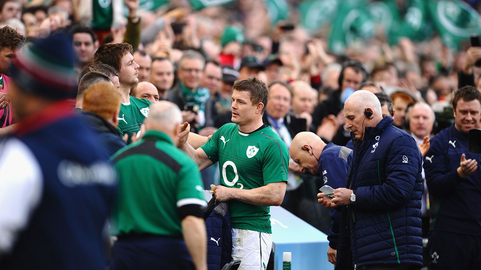 EL SALUDO DE TODO EL EQUIPO