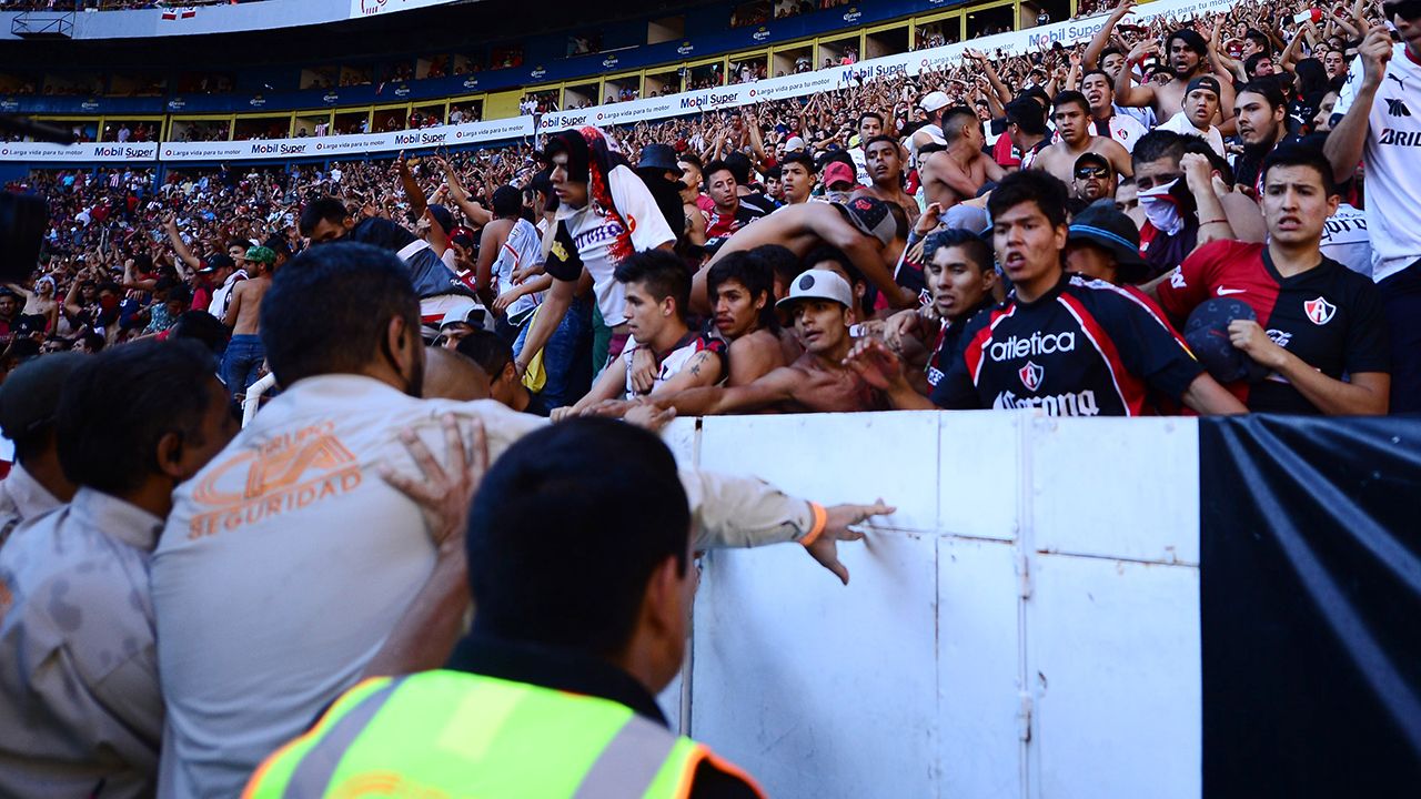 Aficionados de Atlas invaden cancha del Jalisco