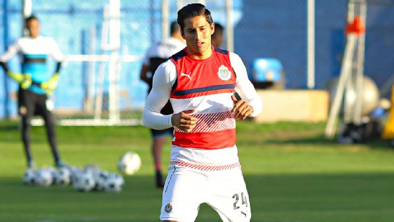 Carlos Cisneros es baja con Chivas para el duelo ante Pumas