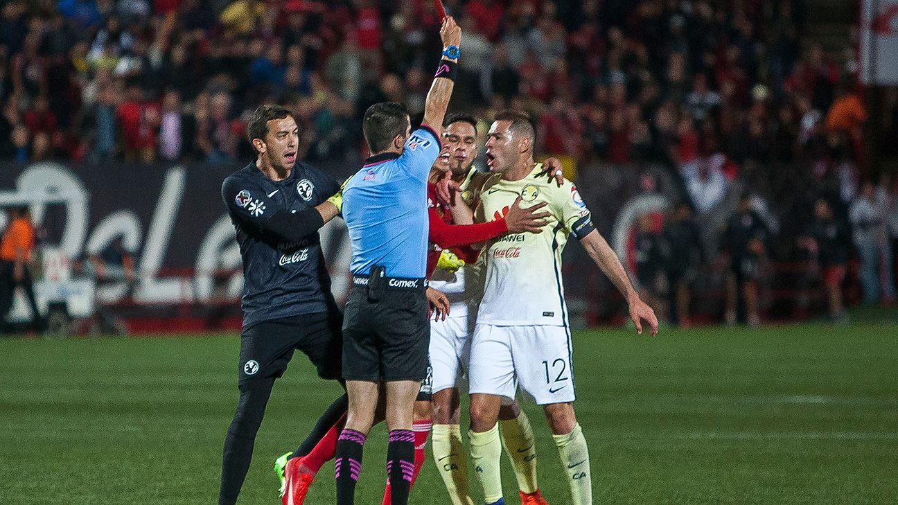Expulsan a Pablo Aguilar por dar un cabezazo al árbitro
