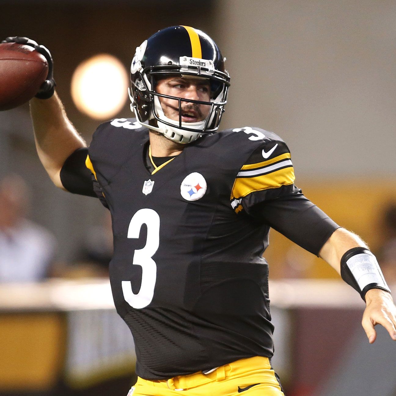 Jones replaces struggling Vick, sparks Steelers