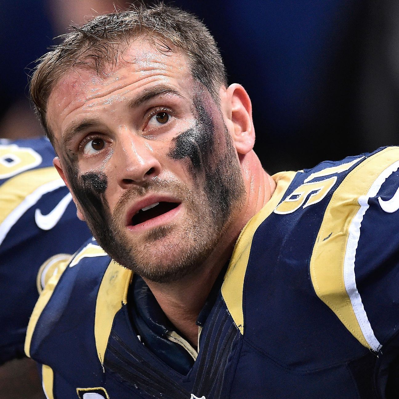 Rams DE Long suffers knee injury, leaves game