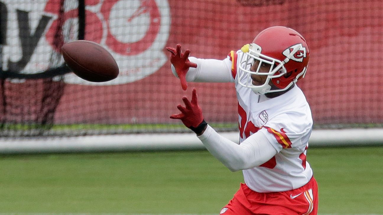 Chiefs' Berry says he won't play under tag in '17