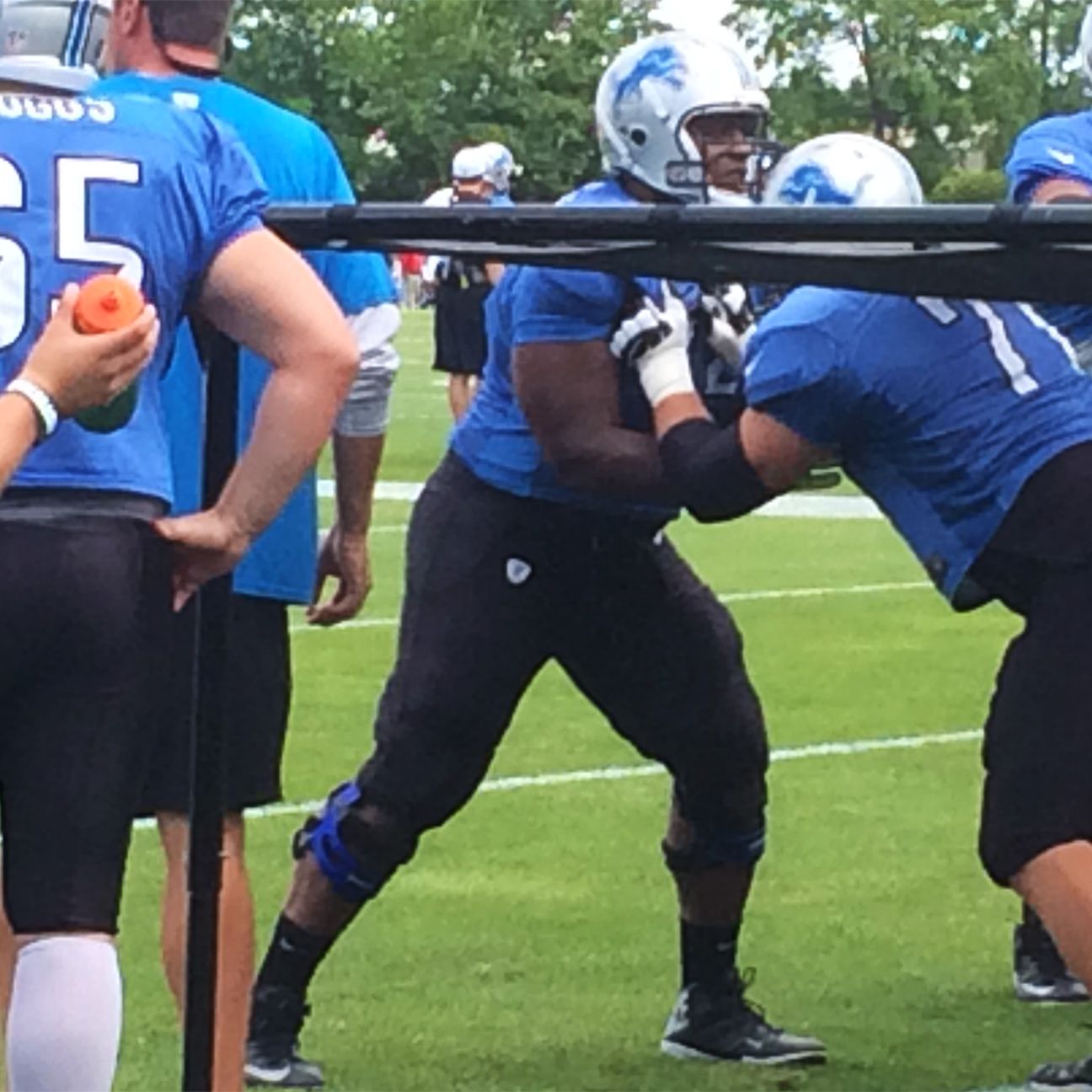 Lions offensive lineman switching to knee braces following injuries