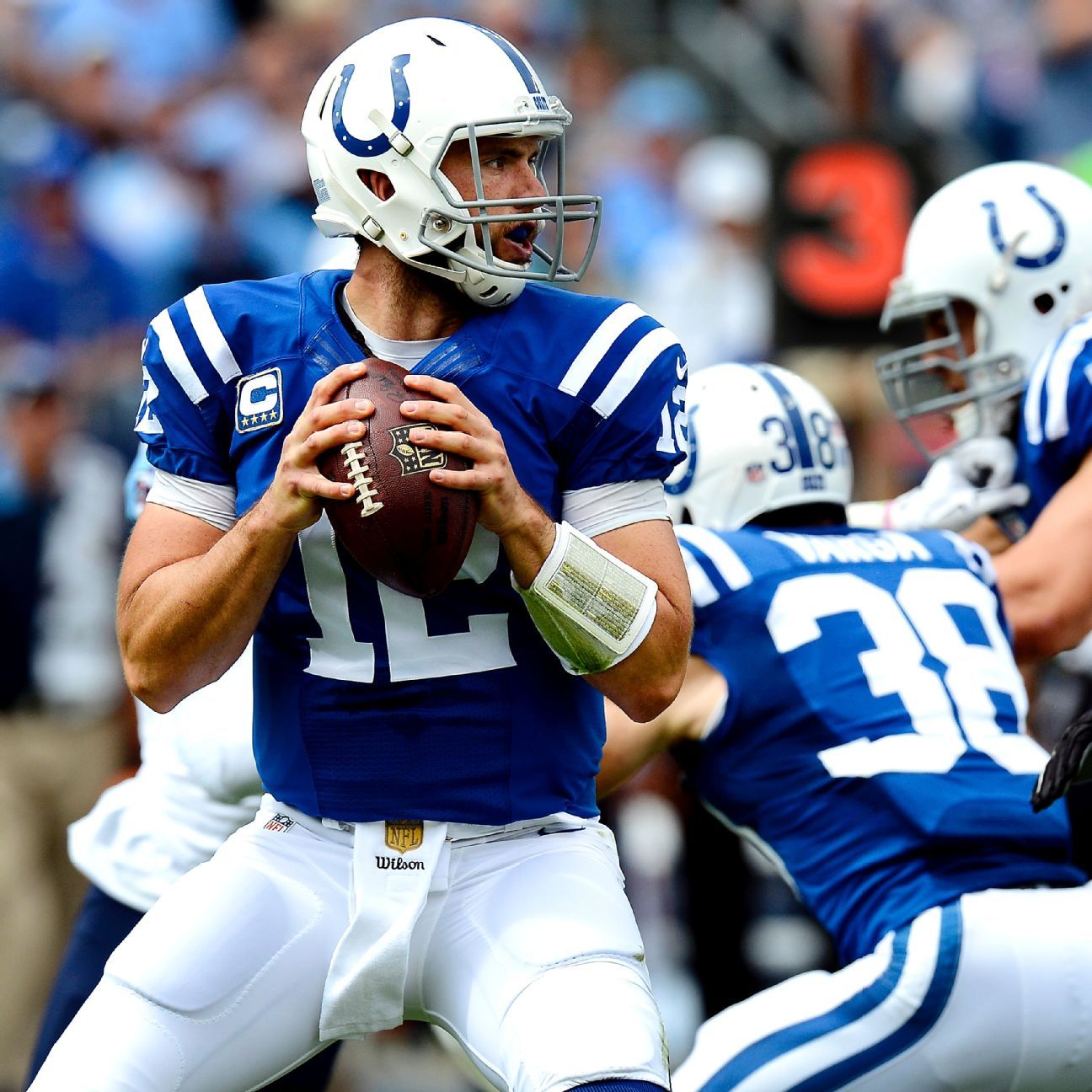 Colts QB Luck day-to-day with shoulder injury