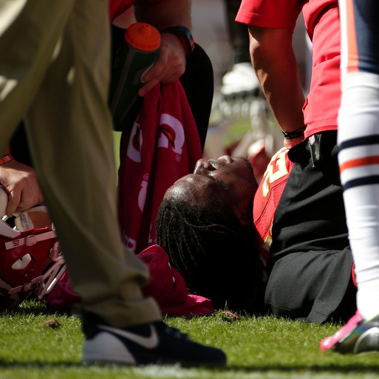 Chiefs RB Charles injures knee, carried off field