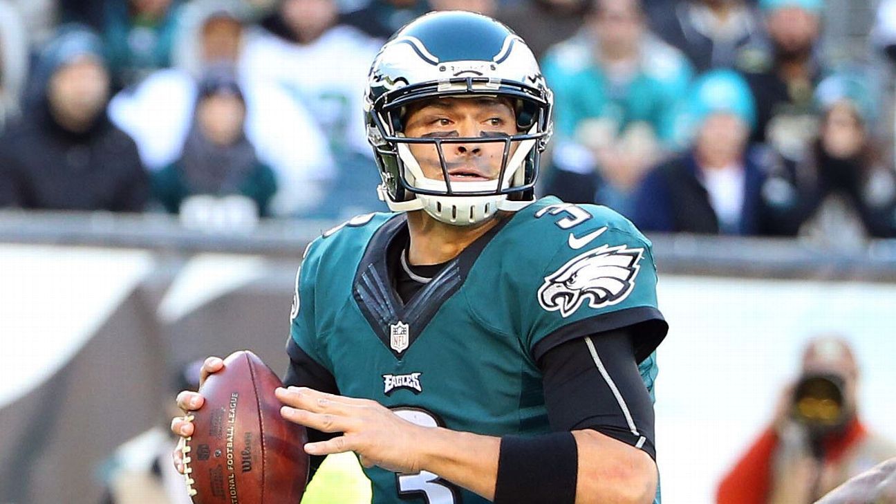 With Mark Sanchez, Eagles get no drop-off from Sam Bradford
