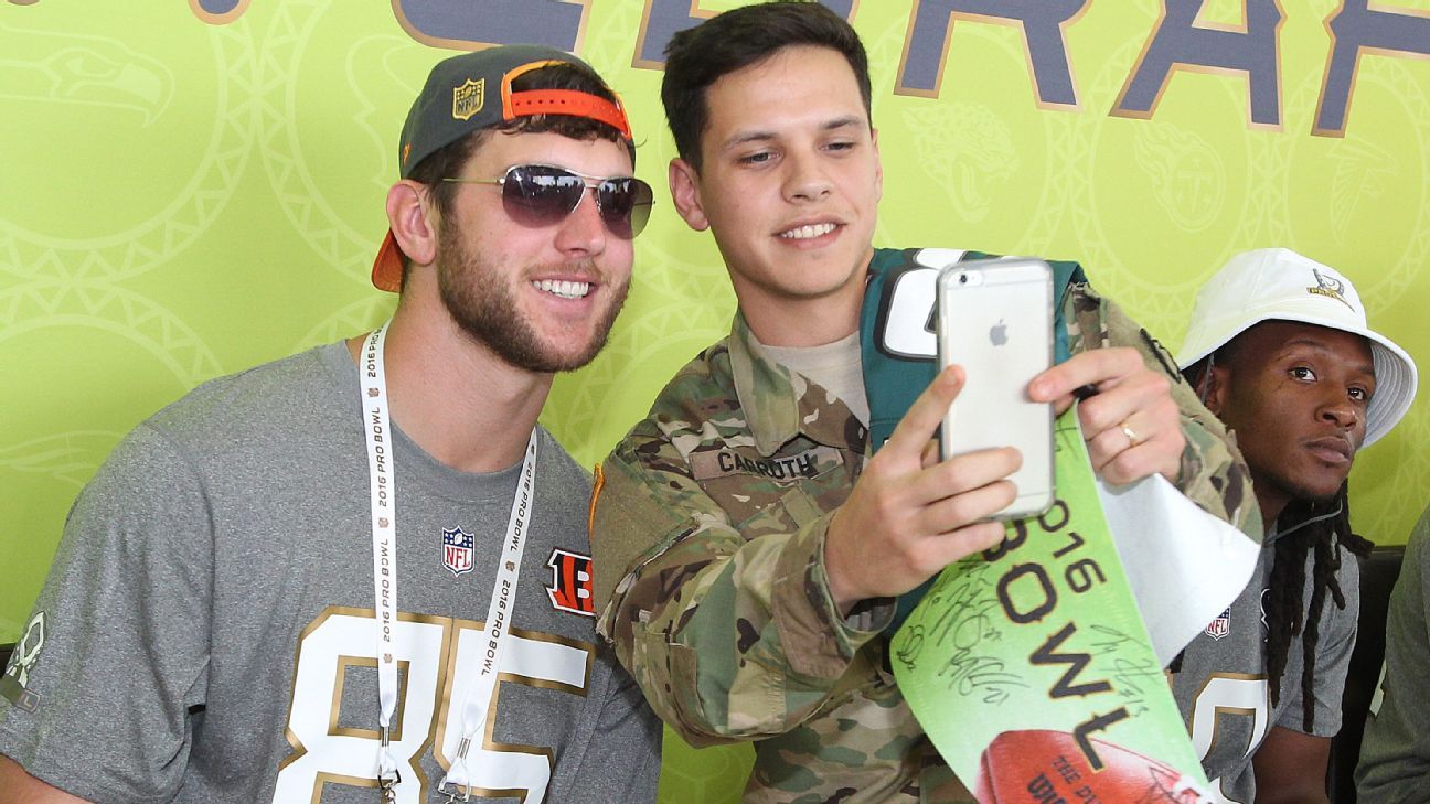 Bengals beat Steelers in Tyler Eifert's and DeAngelo Williams' autograph challenge