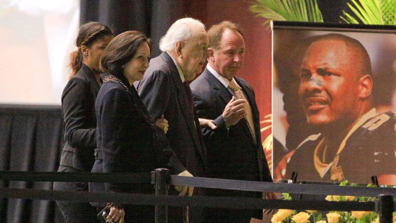 Saints past and present pay respects to Smith