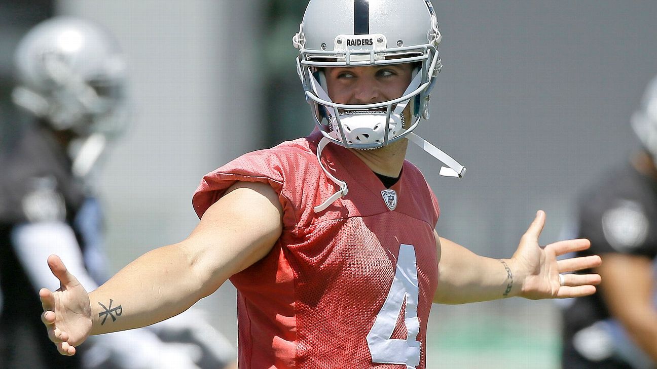 Brett Favre: Derek Carr 'more polished' than me