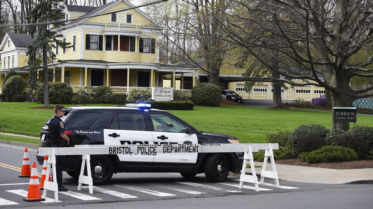 Hernandez's fiancee seeking release of notes