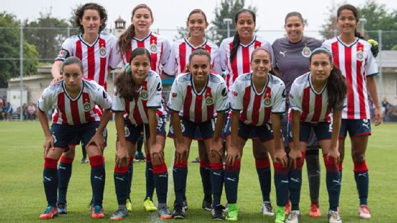 Jugadoras de Chivas se apoyan entre sí en los traslados