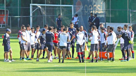 Germán Sánchez invita a Chivas a lucha libre para recaudar víveres