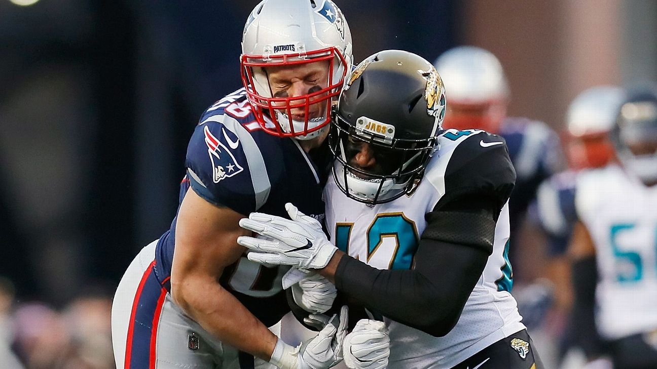 The star tight end of the New England Patriots, Rob Gronkowski, was taken to the locker room to be evaluated for a possible concussion.