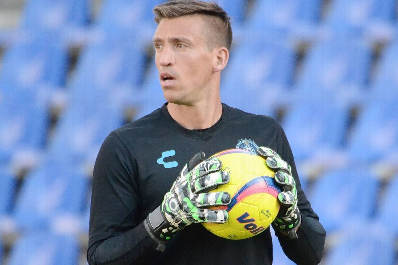 Nicolás Vikonis apoya a Moisés Muñoz y está listo para debutar