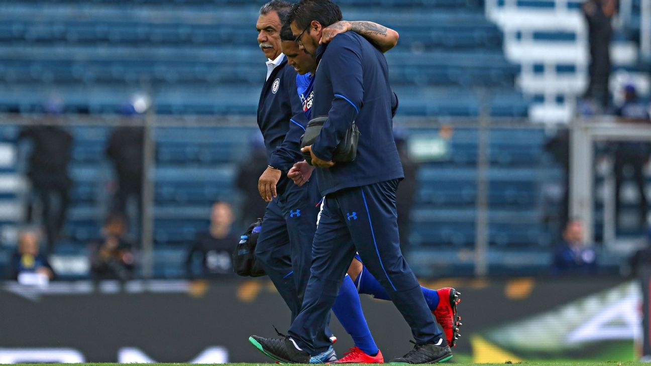 Por primera vez desde que regresó a la Liga MX de México, Carlos Peña es titular con Cruz Azul, luego se lesionó y fue abucheado