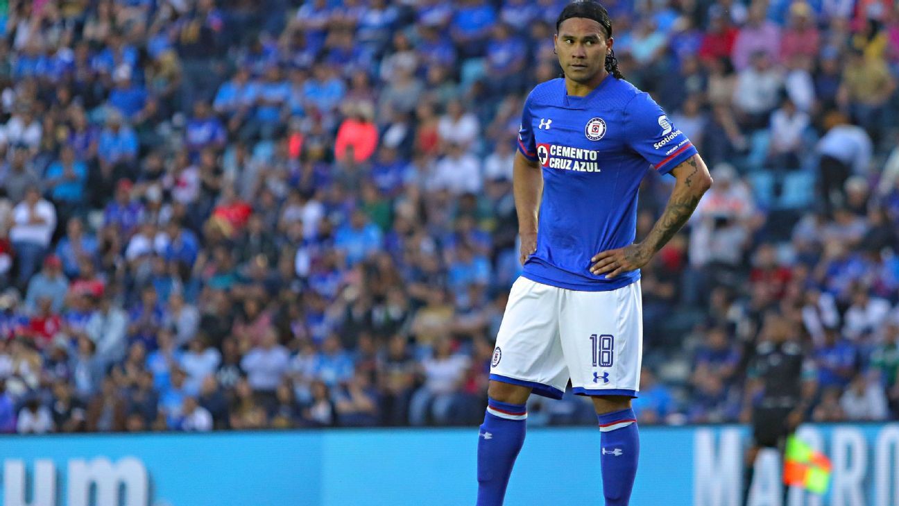 Afición del Estadio Azul recibió nuevamente con abucheos al Carlos 