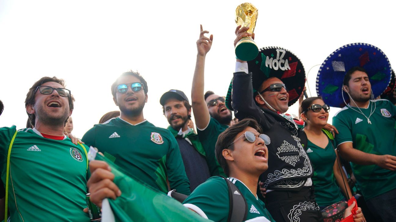 Aficionados reciben al Tri con porra sobre polémica fiesta