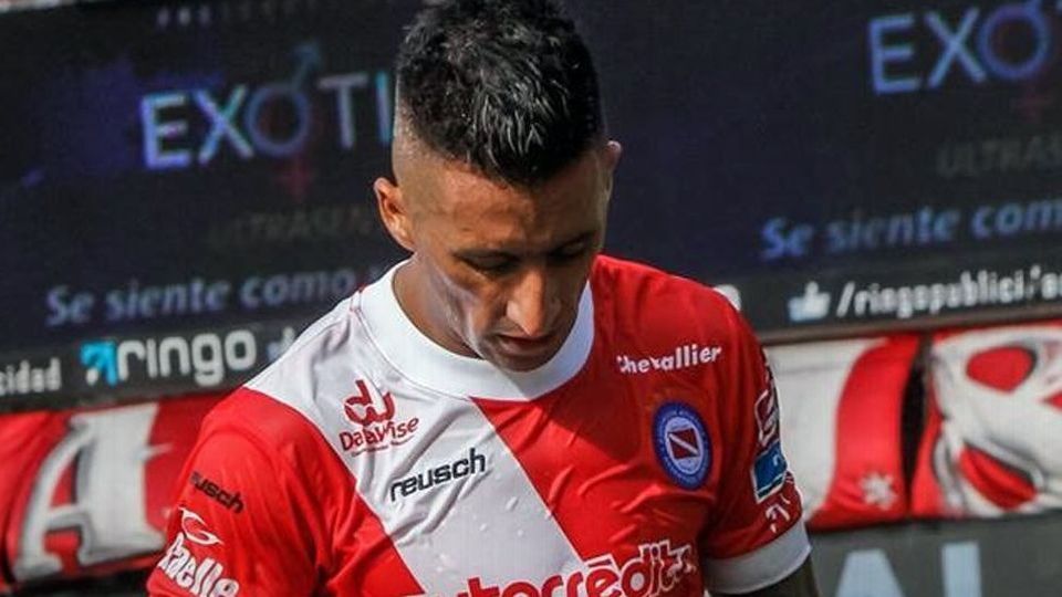 Lucas Barrios rescindió su contrato con Argentinos