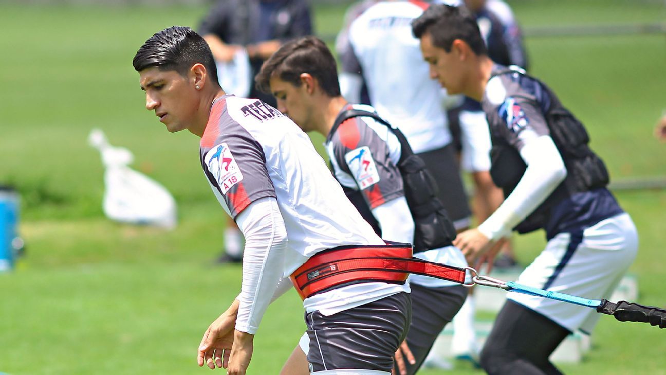 Chivas del Guadalajara entrena con uniformes parchados