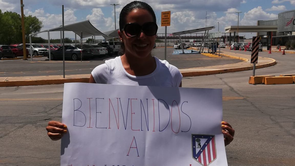 Atlético de Madrid reúne afición en el aeropuerto de San Luis Potosí