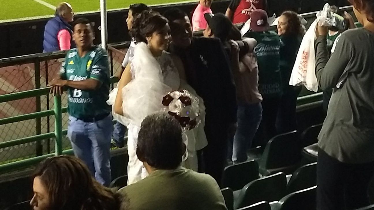 León presume pareja de recién casados en su estadio