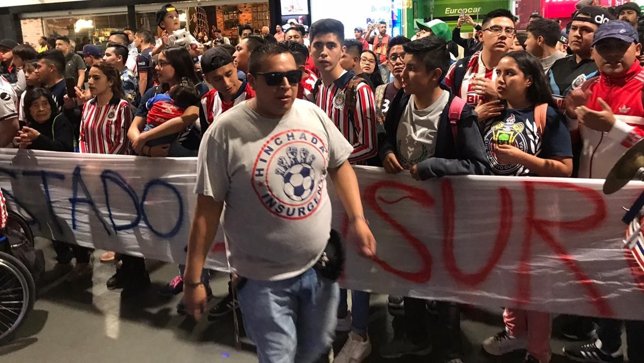 Cientos reciben a Chivas previo al duelo ante Pachuca