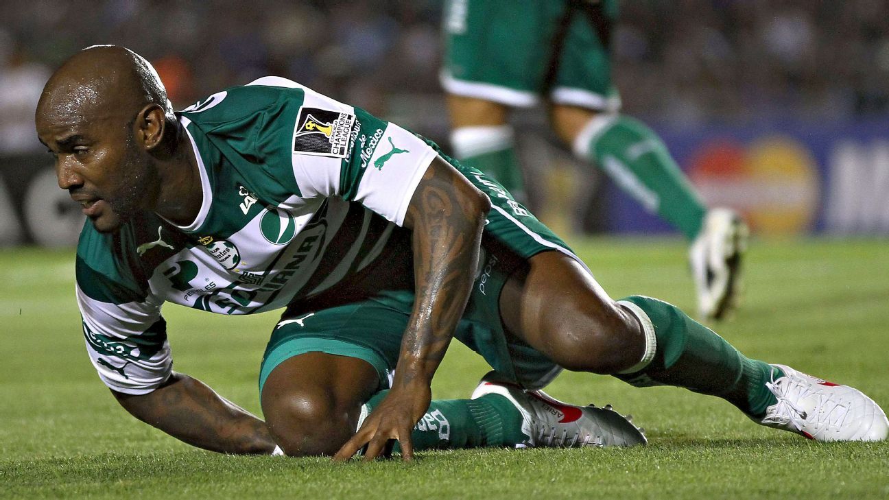 Felipe Baloy confirma que jugó con un jersey que le aventaron de la tribuna