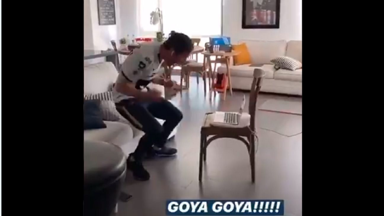 Juan Pablo Vigón festeja gol en la barra de su cocina... y se lo anulan