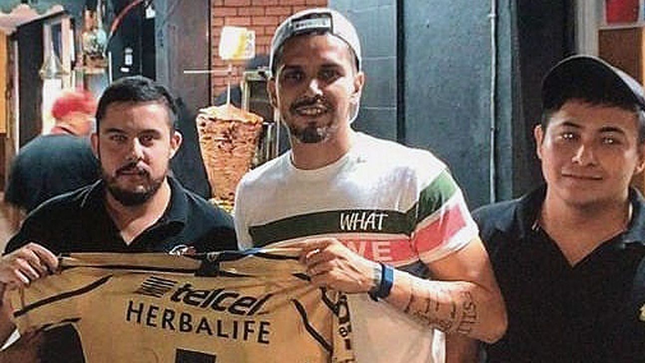 David Cabrera, el bicampeón con Pumas que se abre paso en una taquería