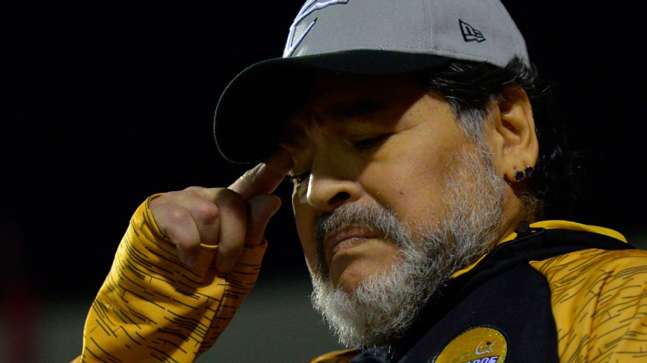 Cinco momentos de Maradona no tan 'Dorados' como DT en Sinaloa