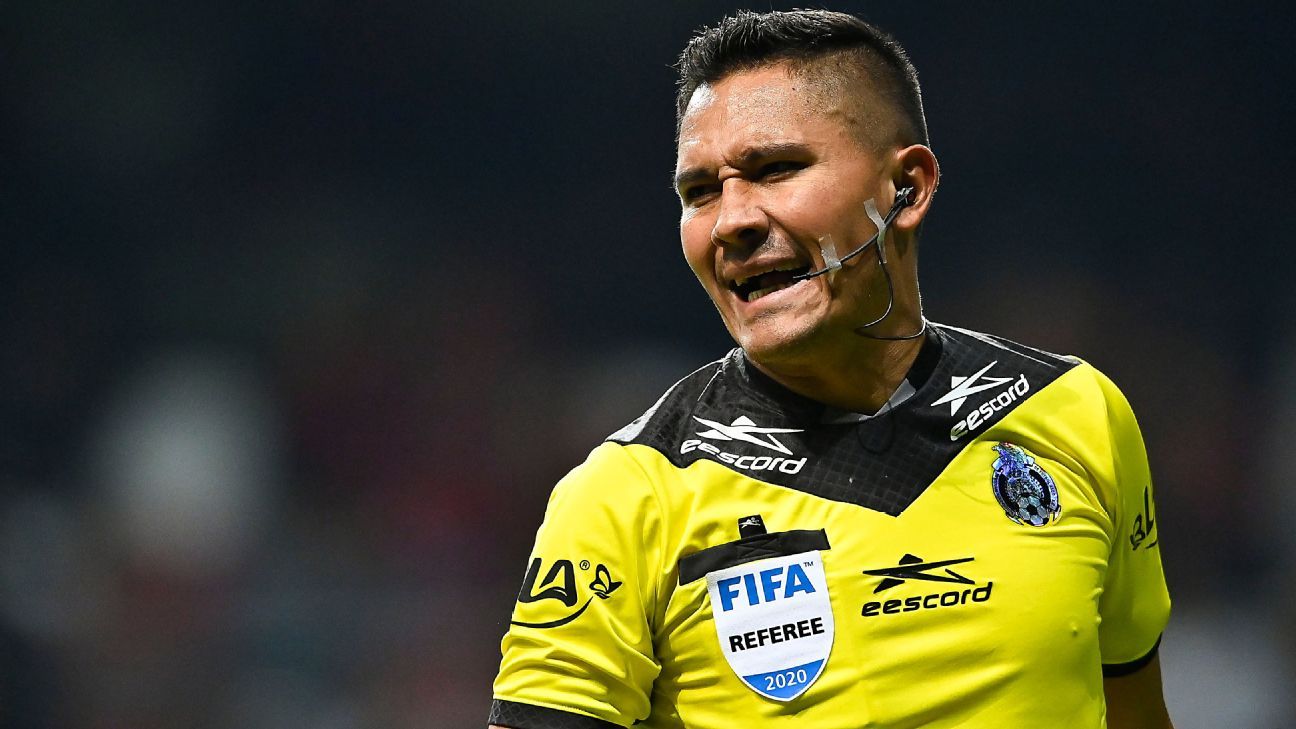 Fernando Guerrero, el árbitro que 'no canta mal las rancheras