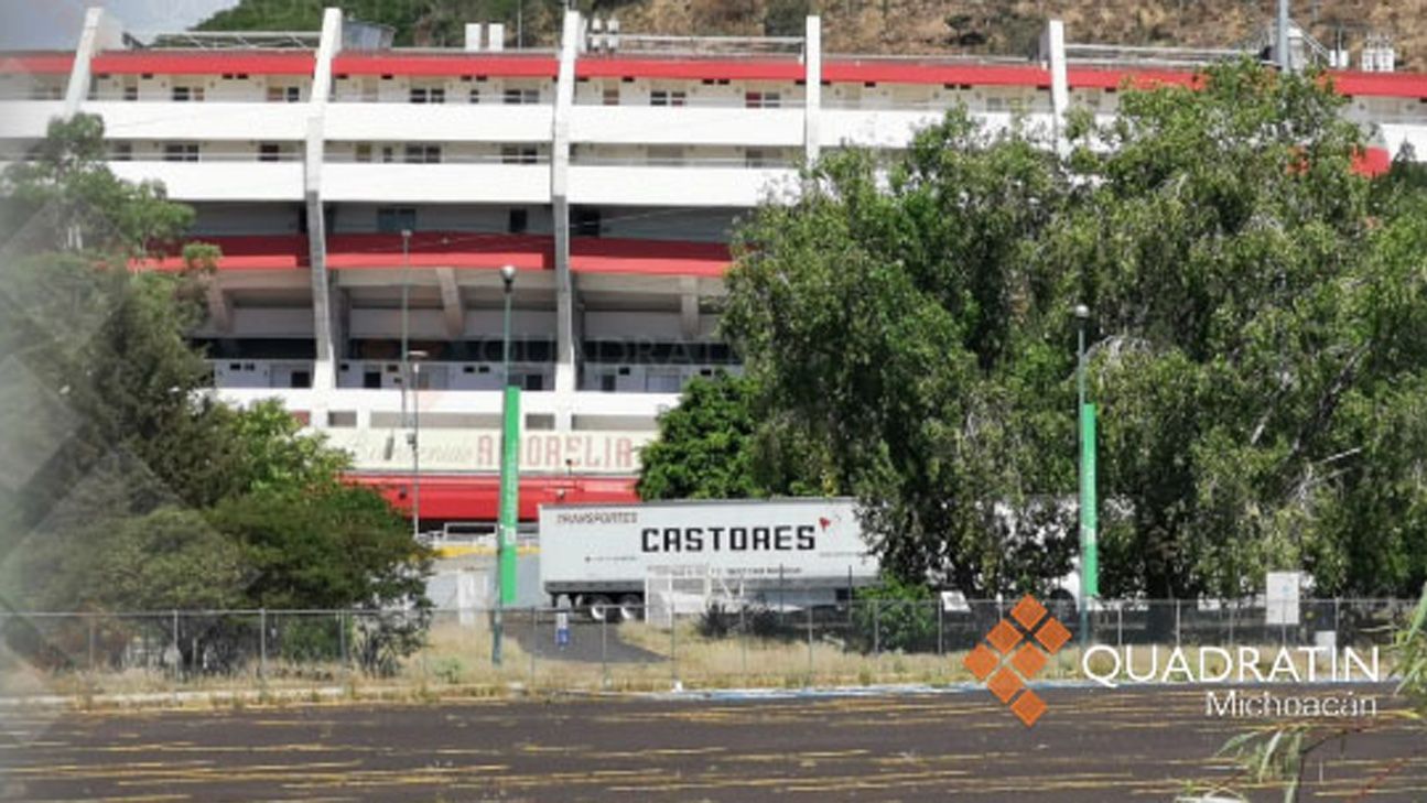 Aparecen camiones de mudanza en el estadio Morelos