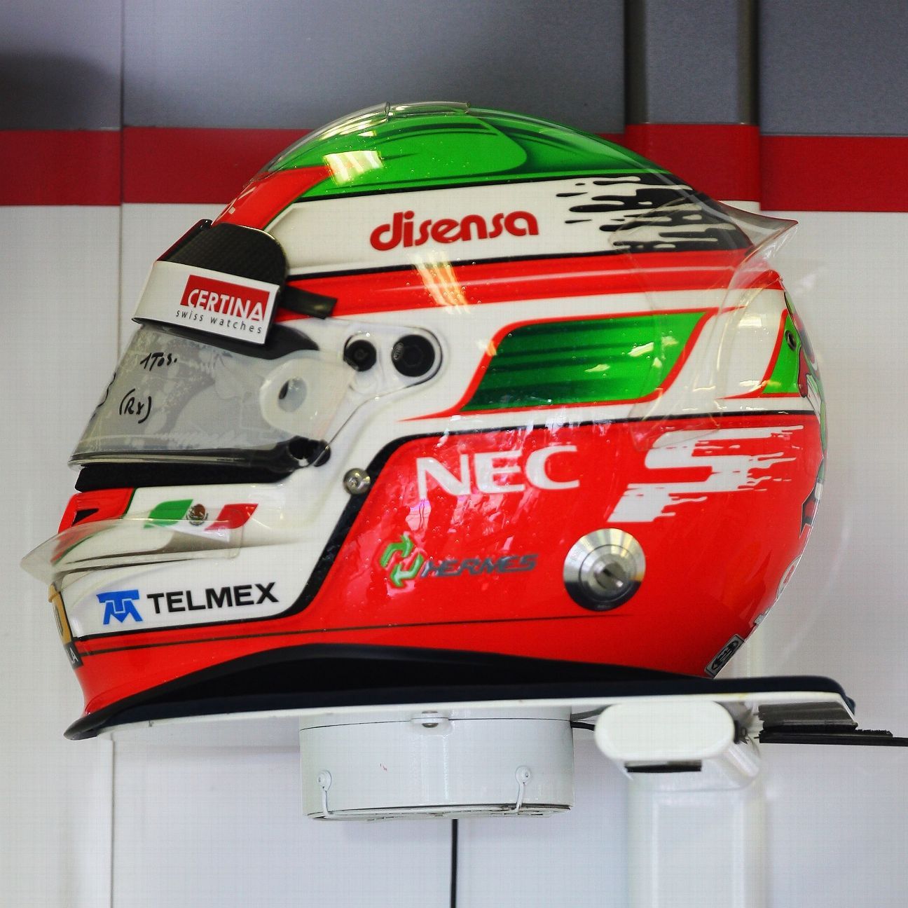 Los cascos de Checo
