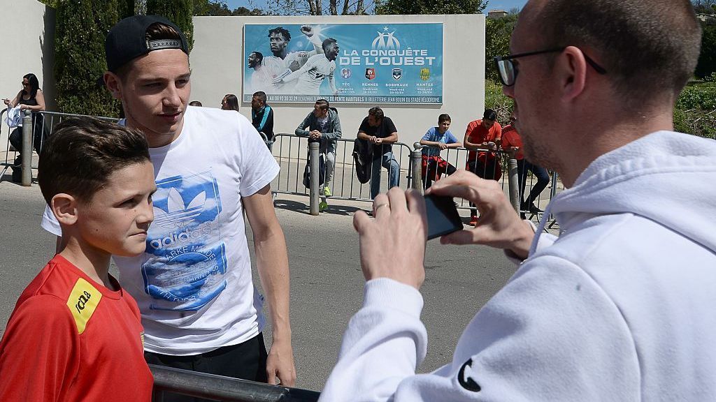 Grupo de aficionados del Marsella despiden a Thauvin, quien se unirá a Tigres