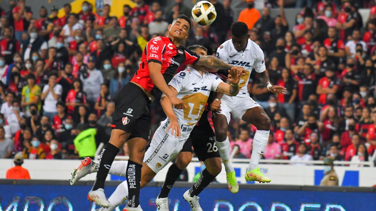 ESPN analiza la polémica del Atlas vs Pumas: ¿Debió marcarse penal sobre Dinenno?