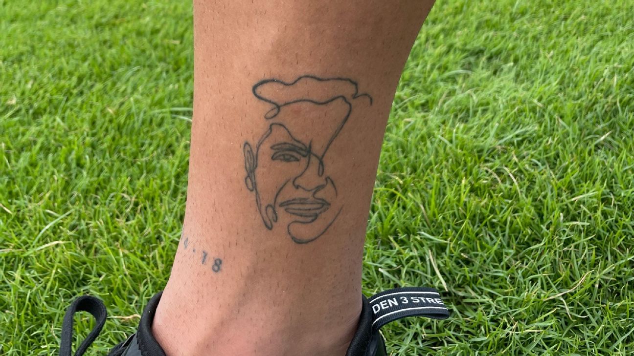 El rostro del 'Maestro' y una espada por Almeyda, entre los tatuajes de Benjamín Galindo Jr.