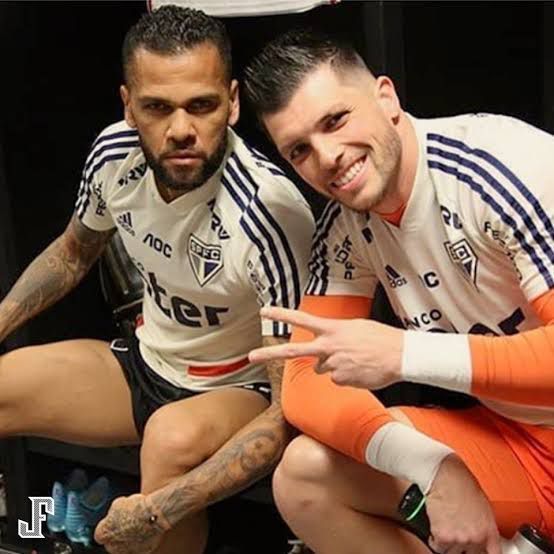 Volpi compara la posible llegada de su amigo Dani Alves a Pumas con la de Ronaldinho a Gallos