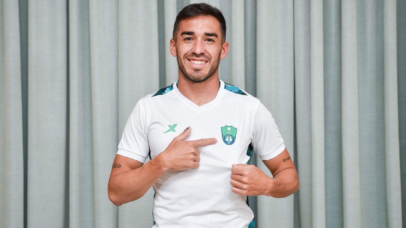 Lisandro Alzugaray left U Catolica and was presented at Al Ahli.