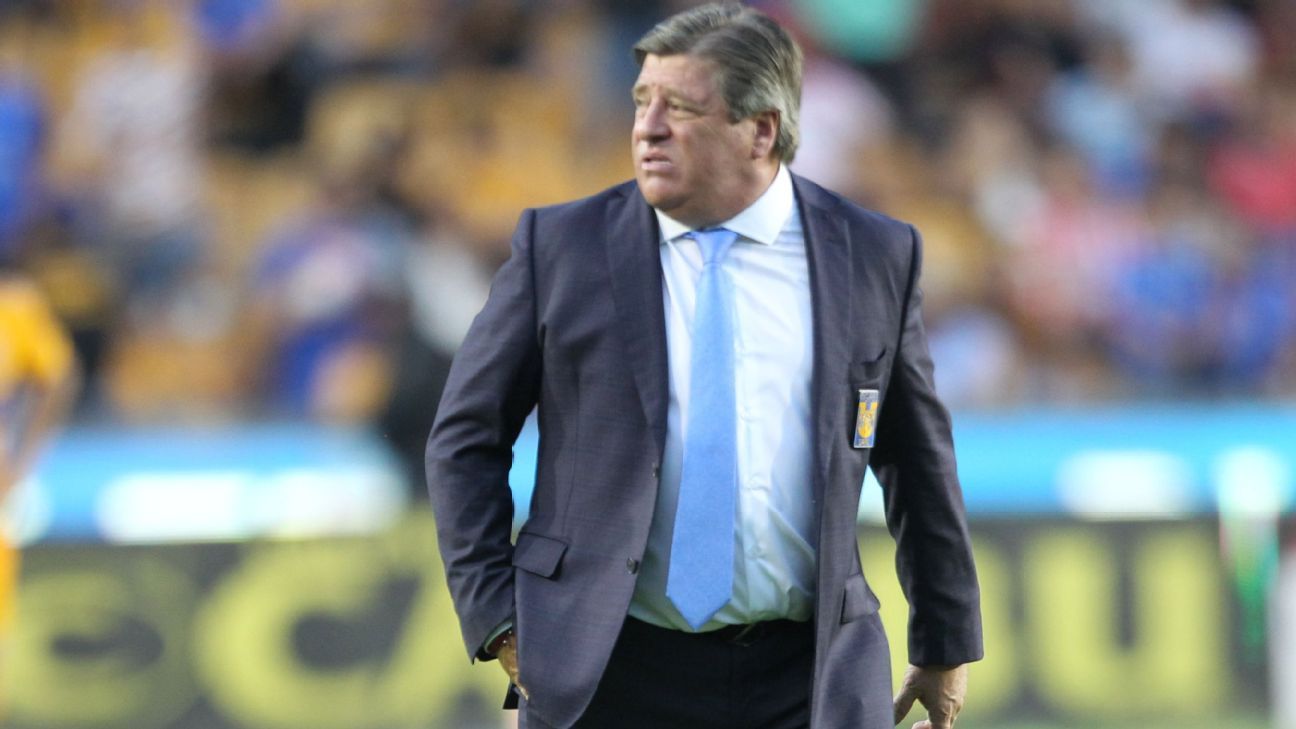 Herrera critica abucheos a Gignac y considera que se le debe aplaudir todo