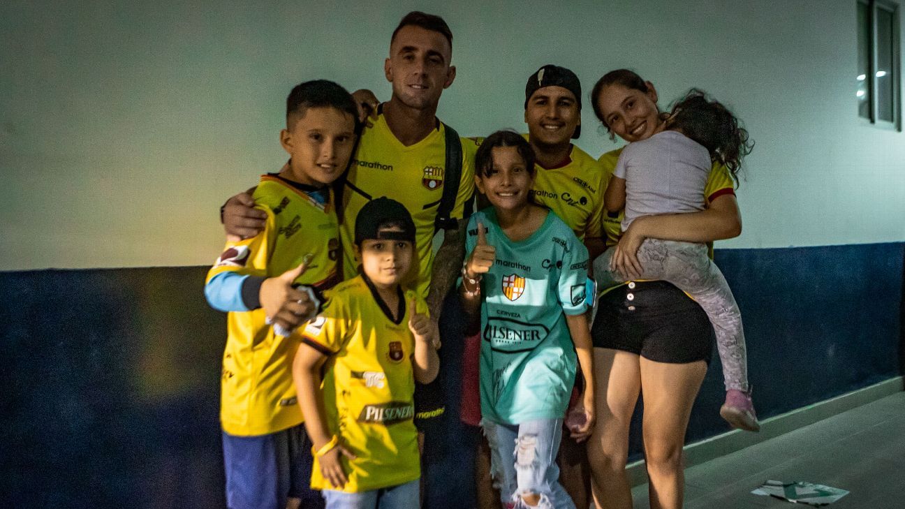 El gesto de Damián Díaz con una familia que asistió a la victoria ante Macará