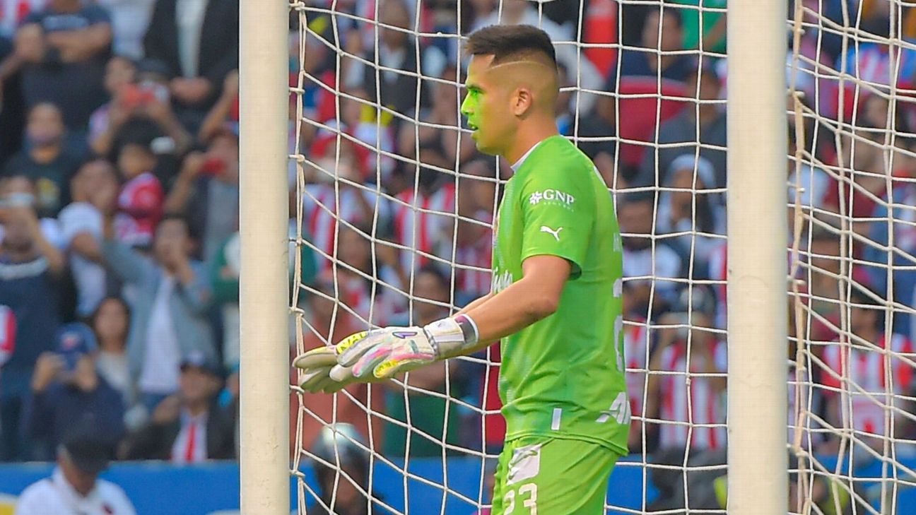 Miguel Jiménez se quejó por rayo láser en el rostro durante tanda de penales