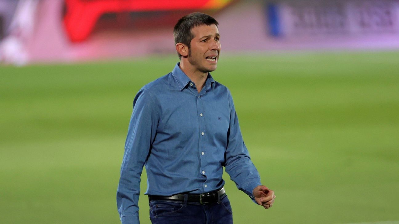 Albert Celades no niega, ni otorga, sobre su posible llegada a Chivas