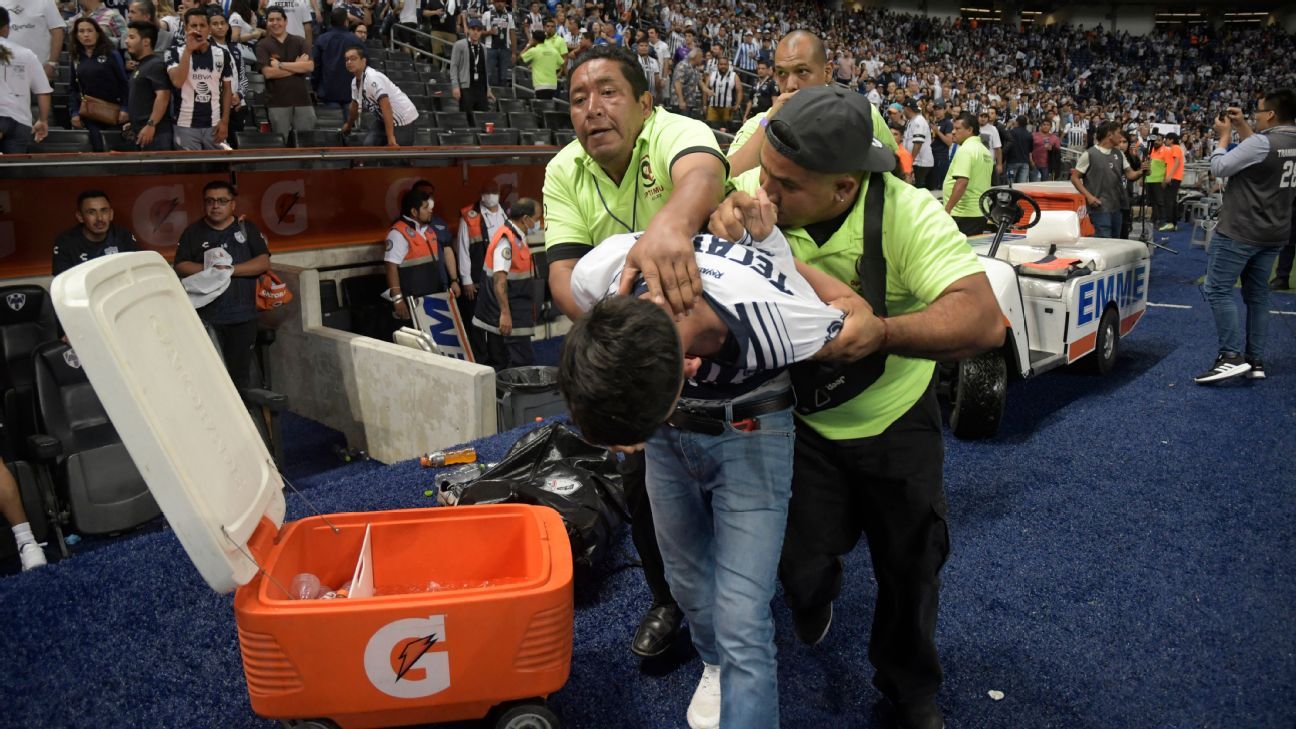 Liga MX disapproves the behavior of the fans at BBVA and requests the disciplinary commission to take measures.
