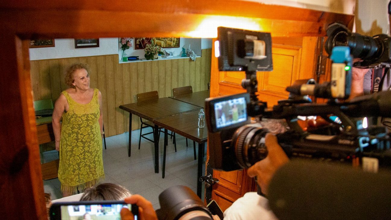 Luis Rubiales' mother ends her confinement and hunger strike - ESPN