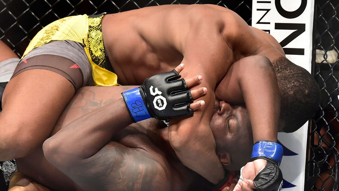 Jailton Almeida dominates Derrick Lewis on mat, wins at UFC Sao Paulo - ESPN