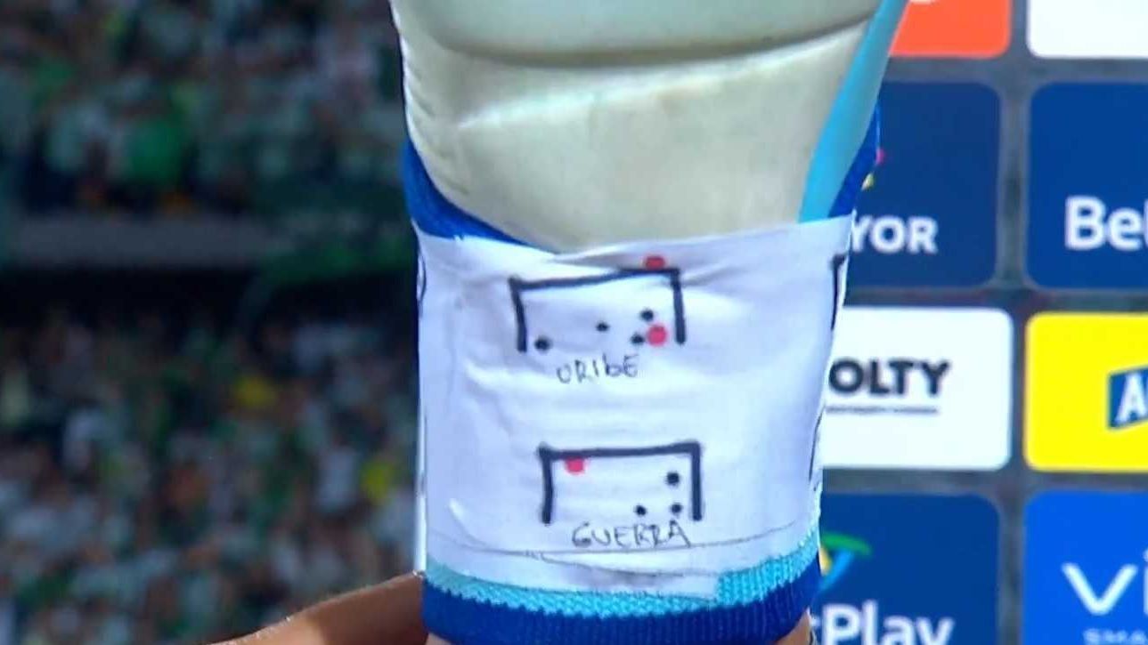 El secreto de Kevin Mier en los penales: ¿qué tenía en los guantes? - ESPN