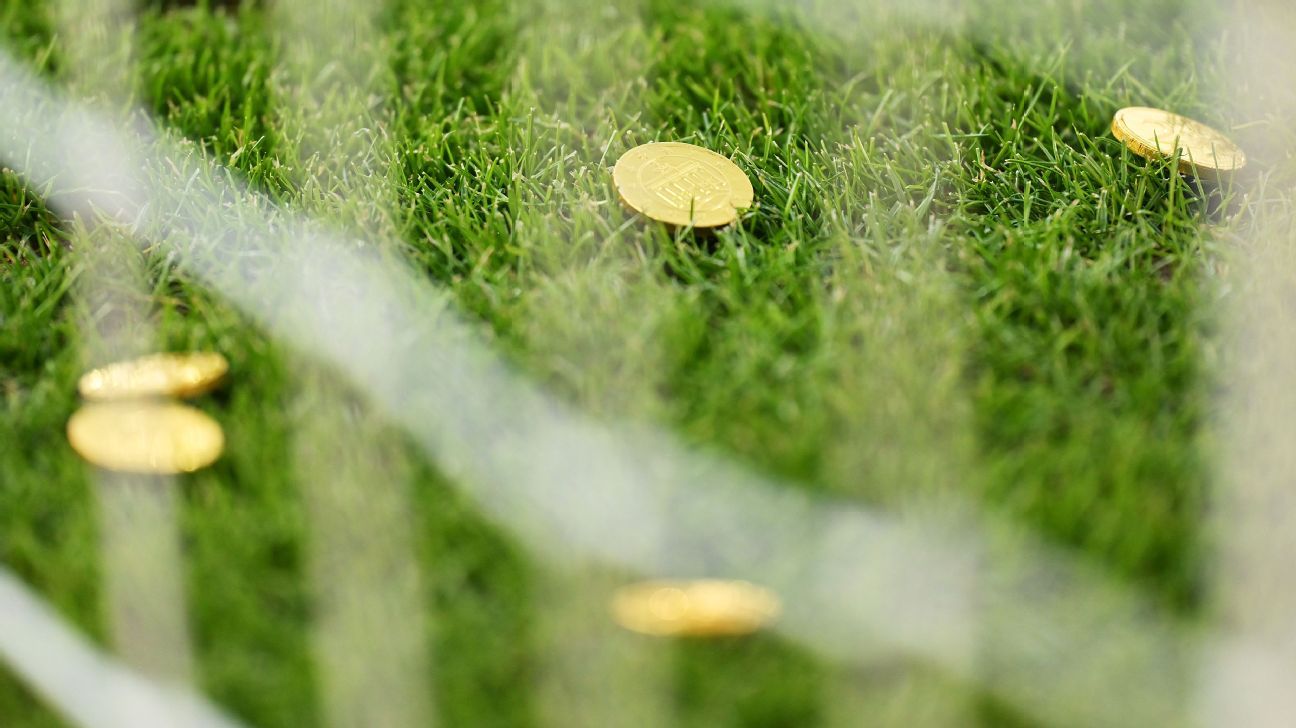 Aficionados de la Bundesliga lanzan monedas de chocolate como protesta - ESPN