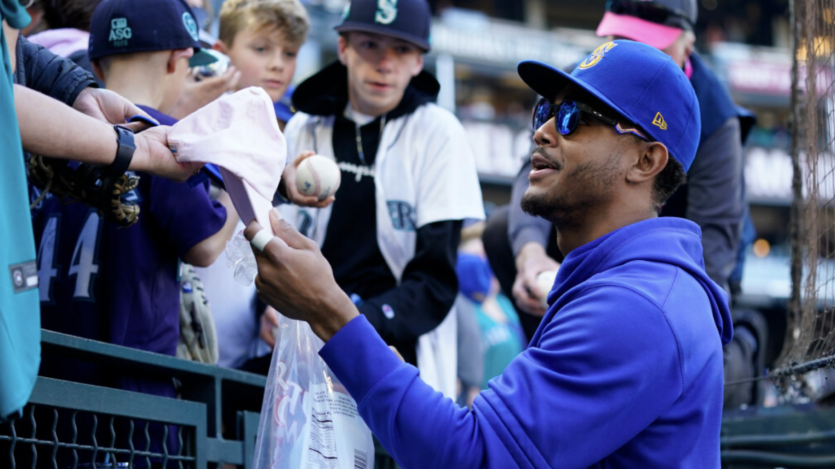 Inflamación en mano retrasa debut primaveral de Julio Rodríguez con Mariners - ESPN