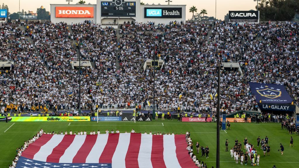 LA Galaxy, LAFC battle for first at packed Rose Bowl Trafico - ESPN